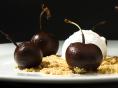CEREZAS CON CHOCOLATE Y HELADO DE COCO